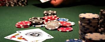 Baccarat ကတ်ဂိမ်း ကစားနေသော Live Dealer မြင်ကွင်း